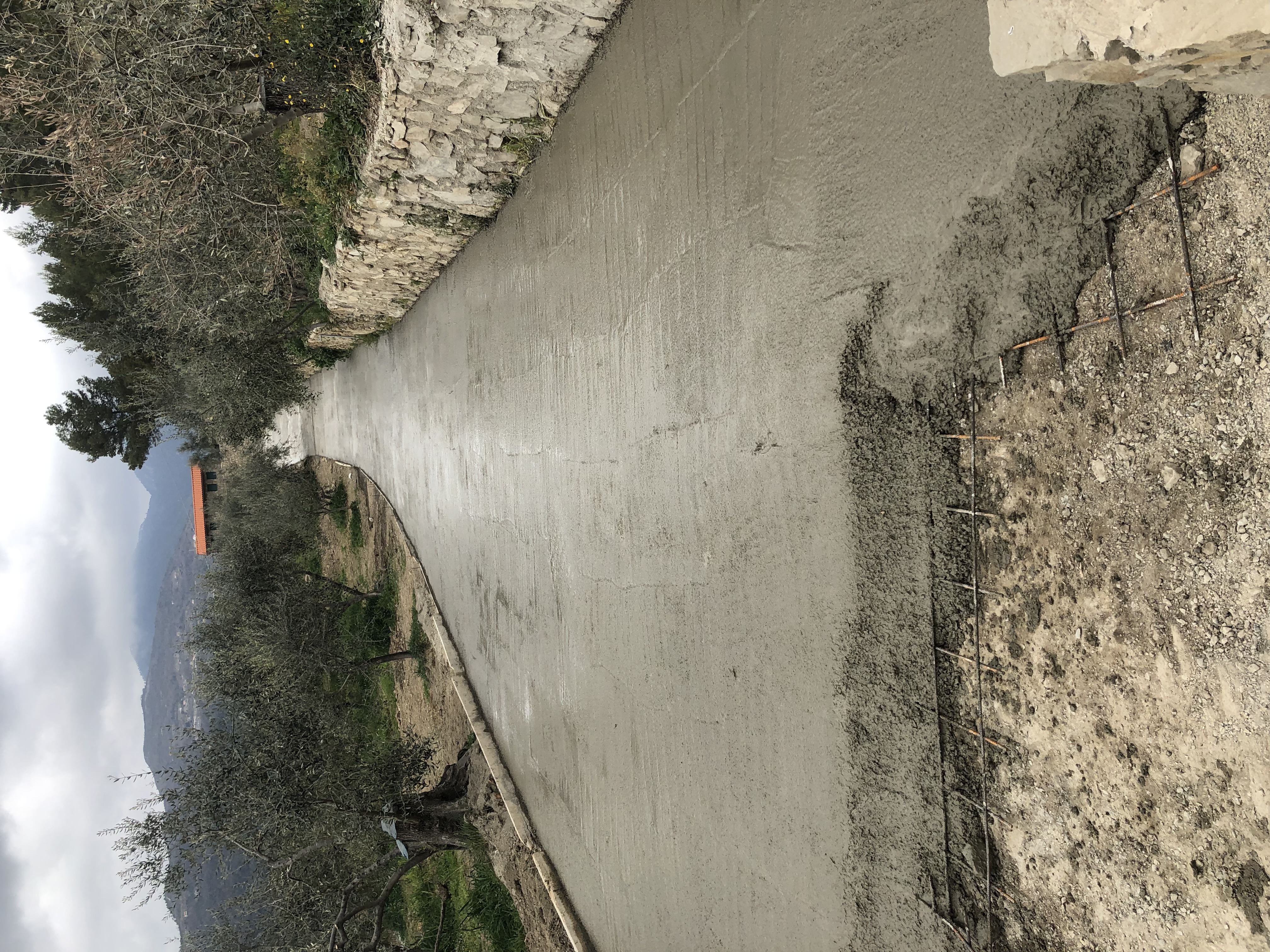 Strada e muri di contenimento